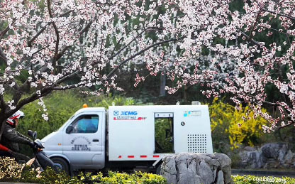 威尼斯9499路面养护车在华东某地景物区作业