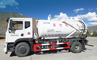 威尼斯9499吸污车在西藏清洁作业
