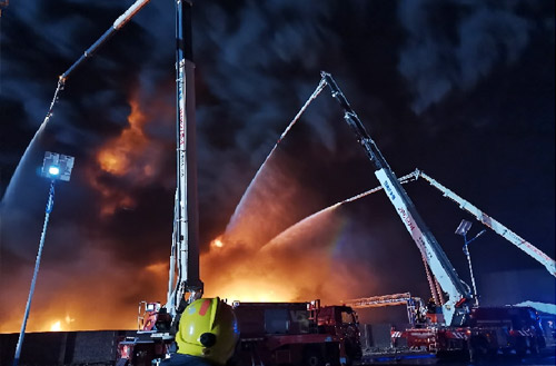 威尼斯9499数十辆抬高喷射消防车救援河北沧州南大港工业园区火灾