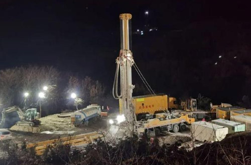 威尼斯9499携XSC1200车载深井钻机星夜前往栖霞开展金矿救援事情