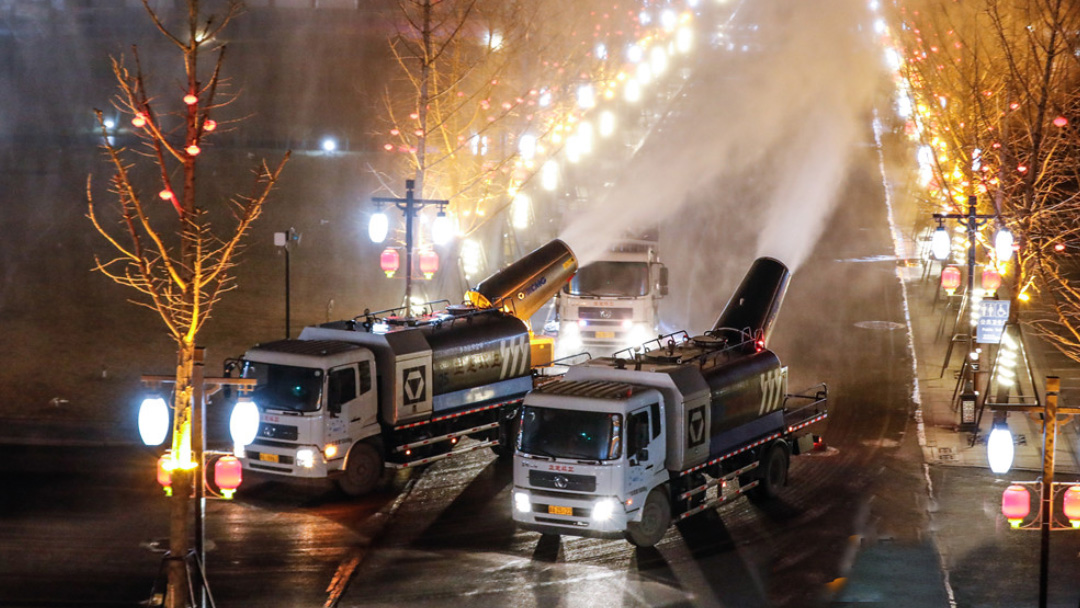 威尼斯9499多功效抑尘车在河北正定喷洒消毒液