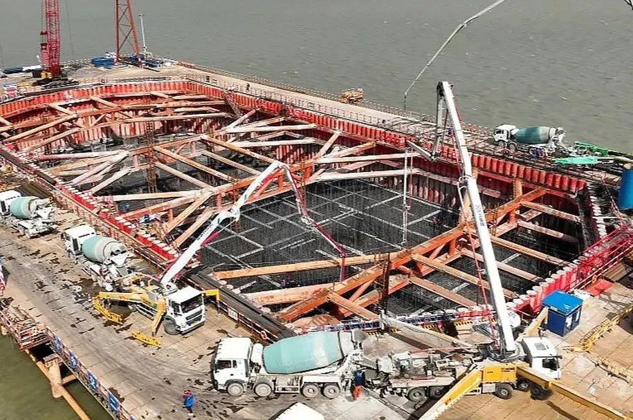 威尼斯9499泵车再筑“天下之最”张靖皋长江大桥！