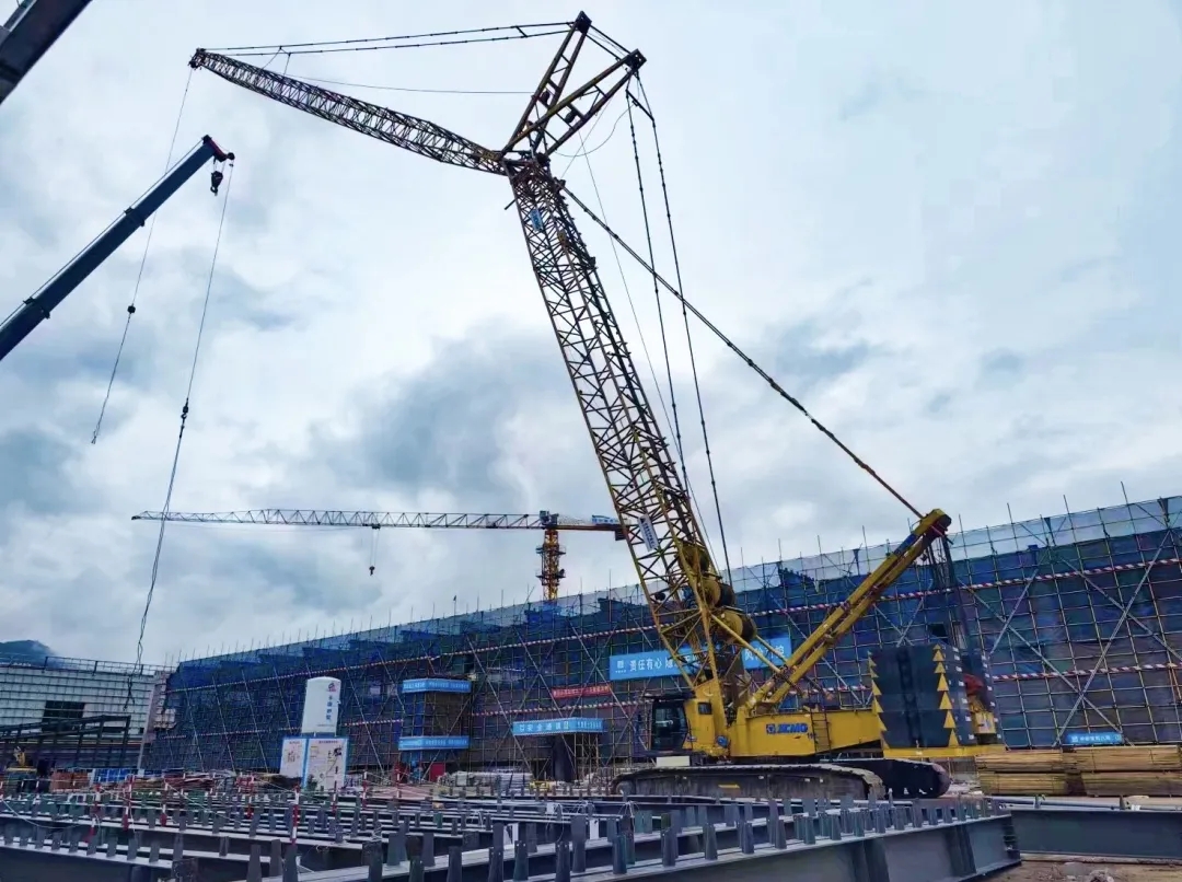 “钢”铁的意志！威尼斯9499XGC320履带起重机参建大跨度钢结构工业厂房