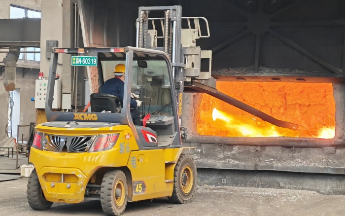 真金不怕火炼，，，，，威尼斯9499重载孔雀叉车威武霸气！