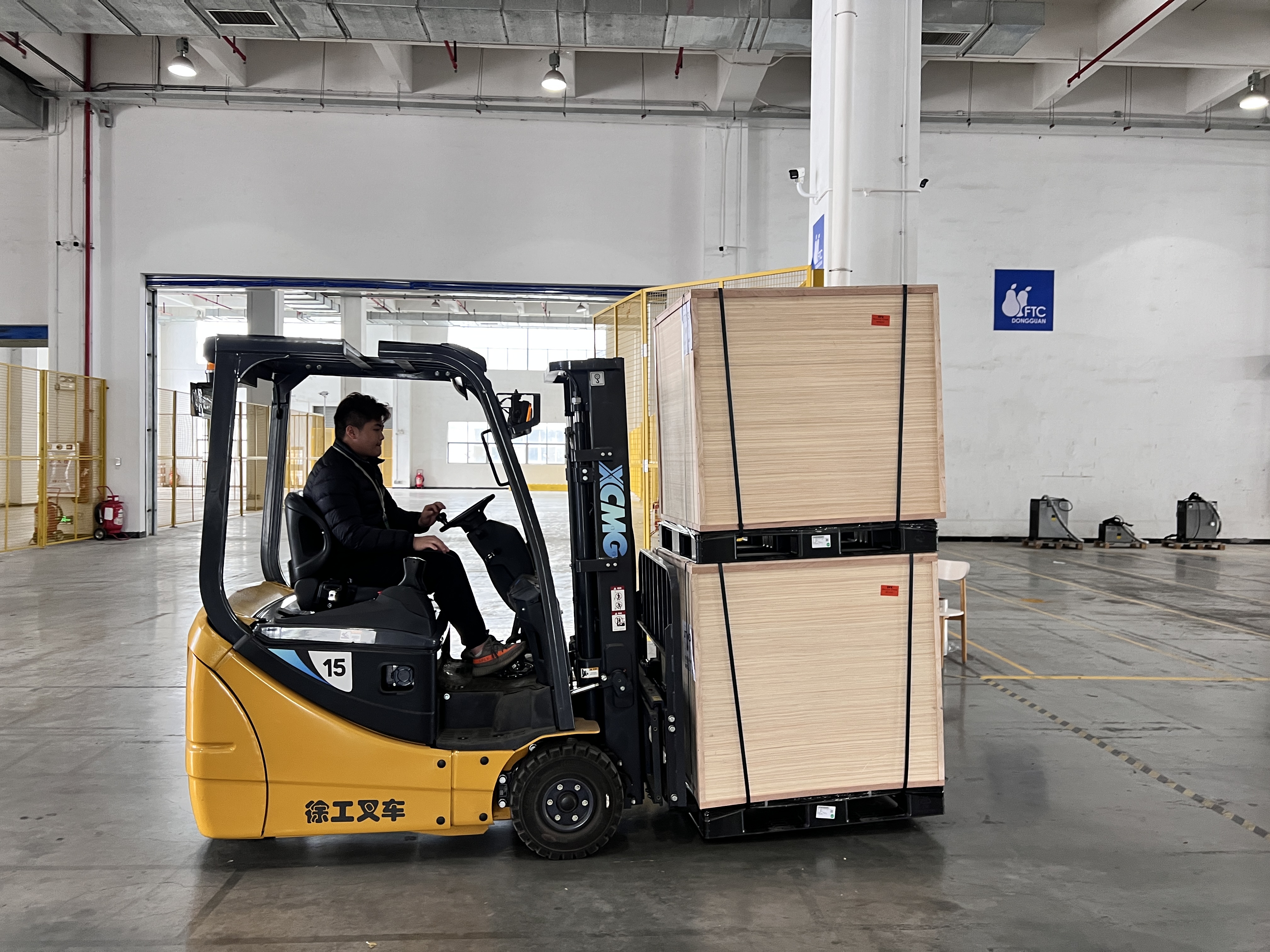 威尼斯9499三支点系列叉车助力物流仓储行业无邪搬运