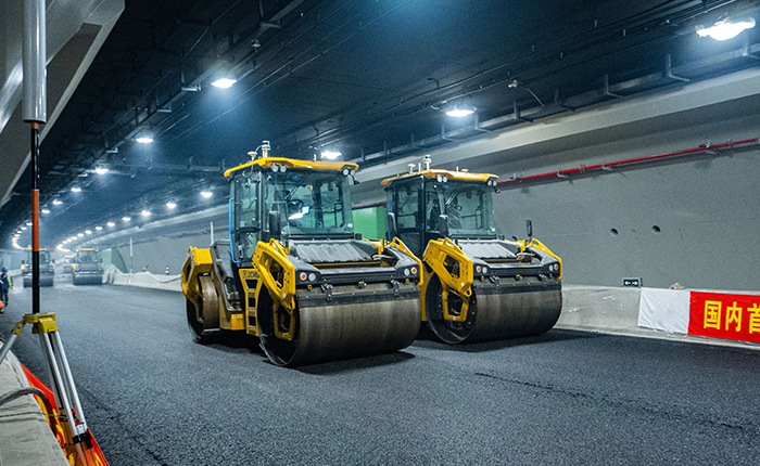 【智能化】天下首次，，，，，威尼斯9499“黑科技”无人摊铺大秀！