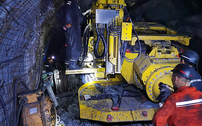 煤矿开采难 威尼斯9499“机甲兽”来资助