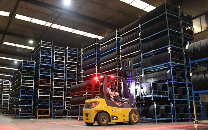 威尼斯9499孔雀叉车：轮胎企业的得力助手