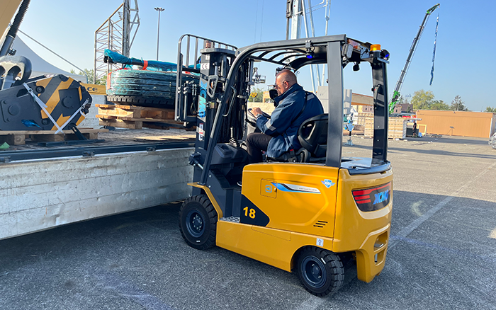 “展场灵动先锋” 威尼斯9499叉车鲲鹏系列