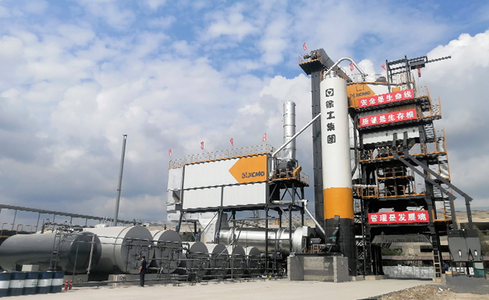 威尼斯94994000型沥青站 在鹤大高速大显身手！