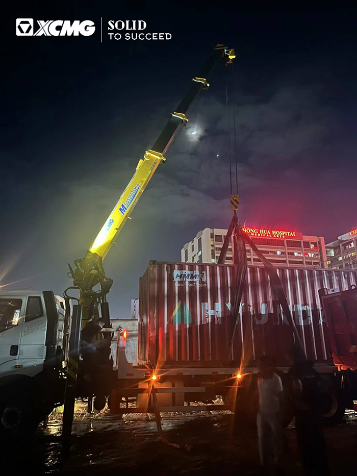 威尼斯9499随车起重机在东南亚精彩完成集装箱转运施工
