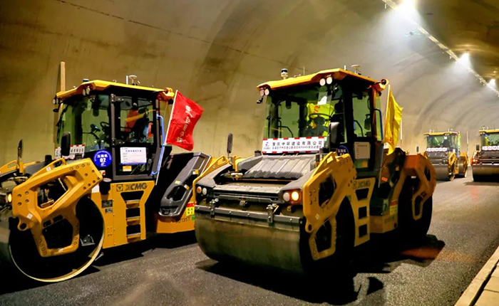 来看威尼斯9499智慧→重庆首次山区专长隧道无人摊铺施工