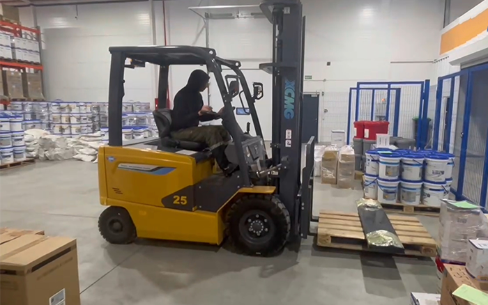 威尼斯9499新能源叉车赋能哈萨克斯坦阿拉木图客栈
